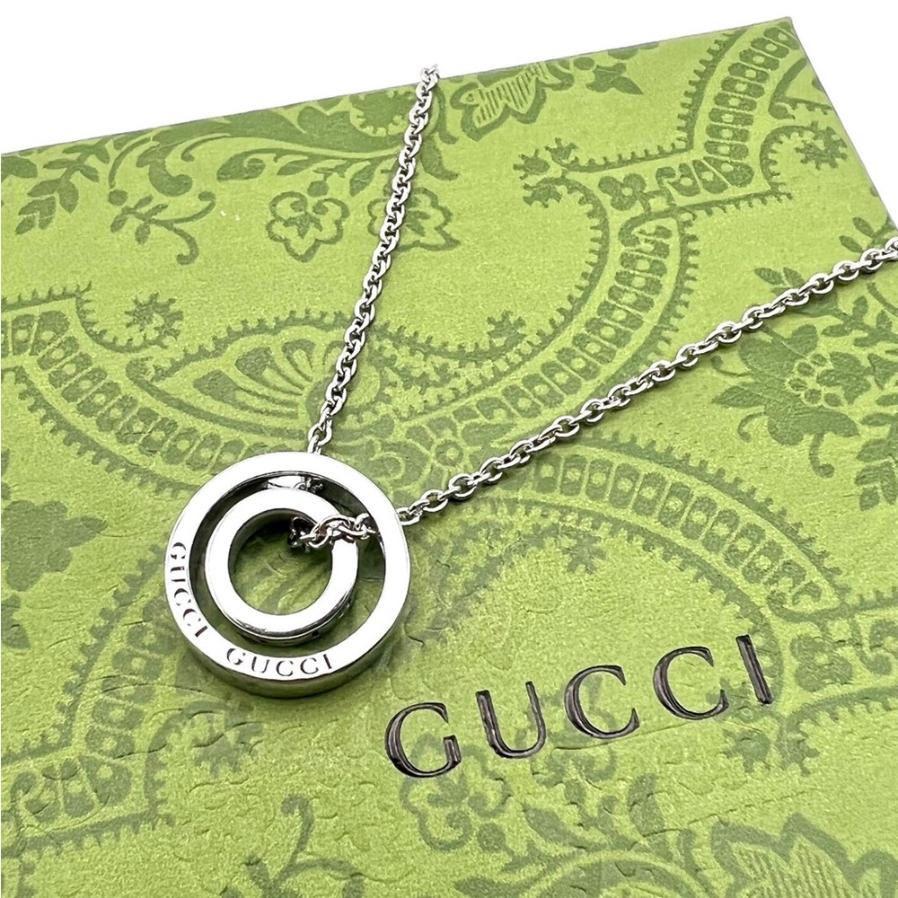 Gucci Silver Interlocking Ring Pendant Necklace - image 4